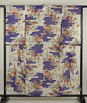 流水文に花車の図絹紅梅