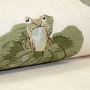蓮の葉に蛙の図麻刺繍帯　質感・風合