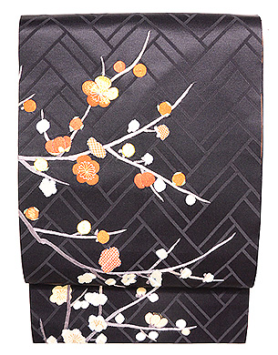 黒地梅の名古屋帯