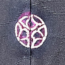 黒地糸巻きと手毬文の羽織　質感・風合