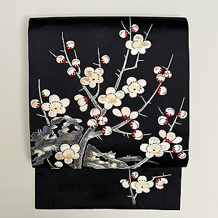 黒繻子地梅の刺繍名古屋帯