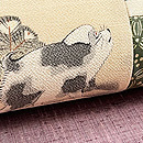 雪中仔犬松梅文様寄せ裂の名古屋帯　質感・風合