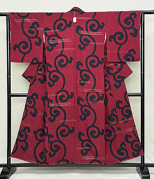 紅殻色唐草文様袷