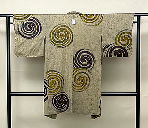 海松色地杢目絞りに大胆な渦巻きの長羽織