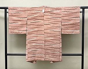 退紅色地に横段の雲に万寿菊を織り込んだ羽織