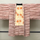 退紅色地に横段の雲に万寿菊を織り込んだ羽織　正面