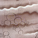 退紅色地に横段の雲に万寿菊を織り込んだ羽織　質感・風合