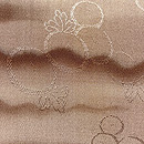 退紅色地に横段の雲に万寿菊を織り込んだ羽織　質感・風合