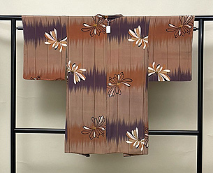 茶鼠に濃紫、團十郎茶の地に、大きな菊を染めた羽織