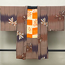 茶鼠に濃紫、團十郎茶の地に、大きな菊を染めた羽織　正面