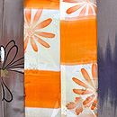 茶鼠に濃紫、團十郎茶の地に、大きな菊を染めた羽織　羽裏