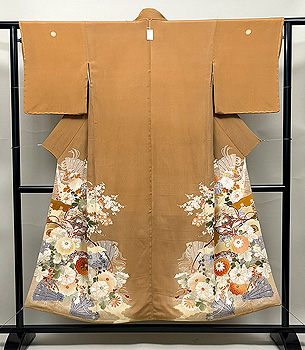 花車文様の色留袖