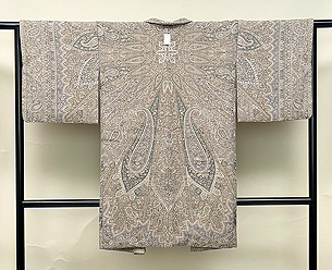 モスグレーにベージュ色カシミール羽織