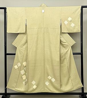 紗綾型に踏み石文様の付下