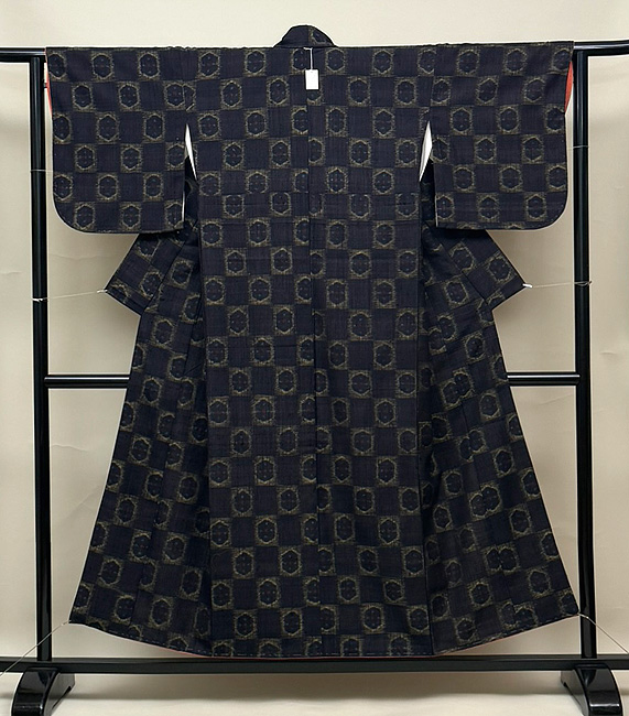 A5 本場結城紬 唐草模様 亀甲 紫 正絹 袷 着物 K32 A5 本場結城紬 唐草模様 亀甲 紫 正絹 袷 着物 K32