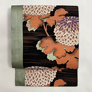 黒地に大輪の菊、染めと刺繍の継ぎ名古屋帯