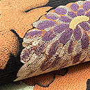 黒地に大輪の菊、染めと刺繍の継ぎ名古屋帯　質感・風合