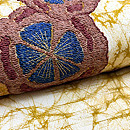 唐花文様刺繍に黄八丈切継ぎ名古屋帯　質感・風合