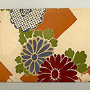 斜め市松に菊の染帯　前柄