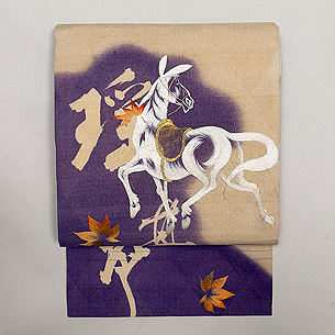 「和漢朗詠集」より張良馬で馳すの文様の名古屋帯