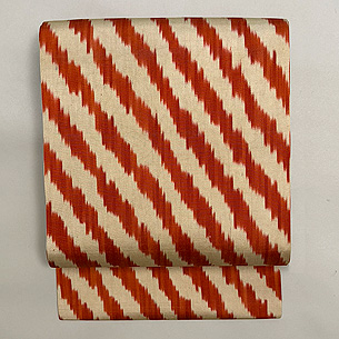 ウズベキスタン アドラス 朱赤斜線文の名古屋帯