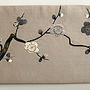 砂色の繻子梅の花刺繍帯 前柄