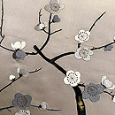 砂色の繻子梅の花刺繍帯 質感・風合