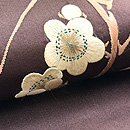 焦茶の繻子梅の花刺繍帯 質感・風合