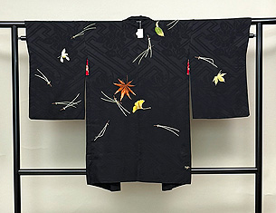 黒地吹き寄せ文様刺繍羽織