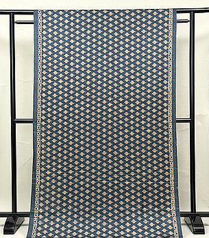 サリーから着物へ　紺色マンゴー柄のサリー