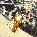 雪中仔犬たちの縮緬地名古屋帯　質感・風合