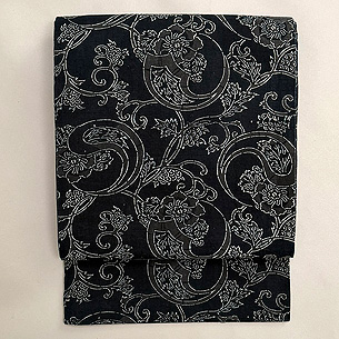 スミ黒の唐花文中型の名古屋帯