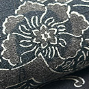 スミ黒の唐花文中型の名古屋帯　質感・風合