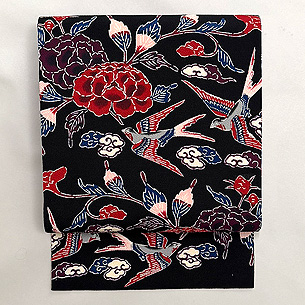 黒地牡丹に燕文鬼縮緬の名古屋帯 浦野理一作