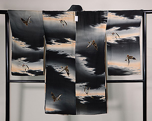 夕焼け空に雀の羽織