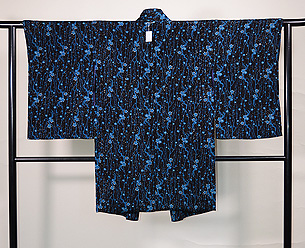 黒地に垂れ梅の羽織