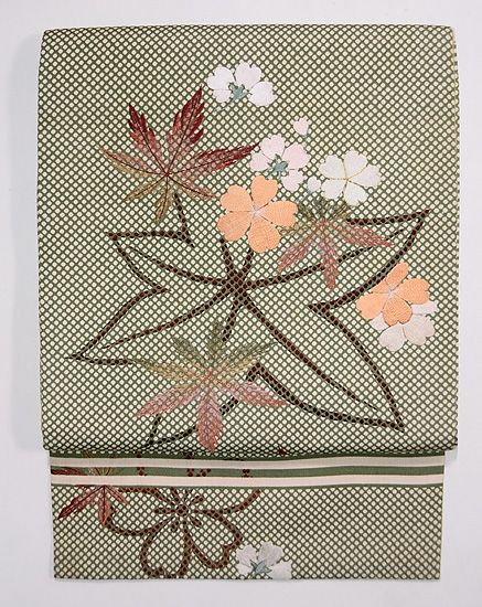 行儀小紋に桜・楓の刺繍名古屋帯