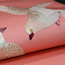 ピンク地白鳩の刺繍名古屋帯　質感・風合