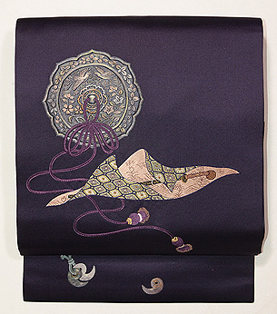 勾玉、太刀、古鏡の刺繍帯