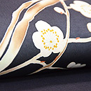 黒地に白梅染め名古屋帯 質感・風合