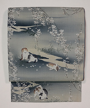 縮緬地しだれ桜に遊ぶむく犬の名古屋帯