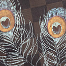 市松に孔雀の羽根文様描き絵名古屋帯　質感・風合