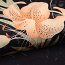 黒地秋の花文様刺繍名古屋帯　質感・風合