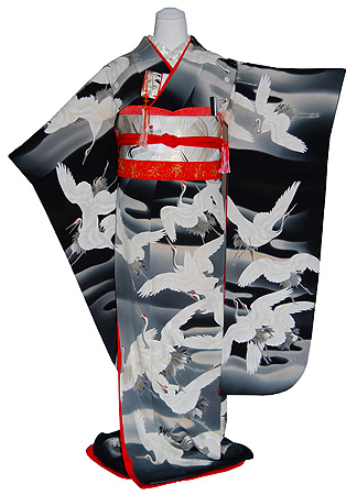 霞に飛翔鶴文様黒引き振袖