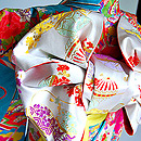 鈴に扇面花くす玉文綸子祝い着