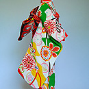 ポンポン菊吉祥文縮緬祝い着